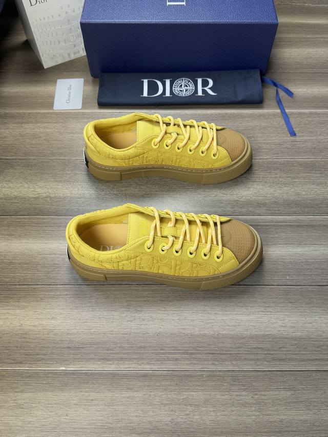 Dior 迪奥 -高端品质 原单 -鞋面：品牌帆布、鞋身刺绣品牌图腾、金属logo鸡眼 -内里：水染牛皮，垫脚; 品牌帆布 -原版：超轻tpr 橡胶；成型大底